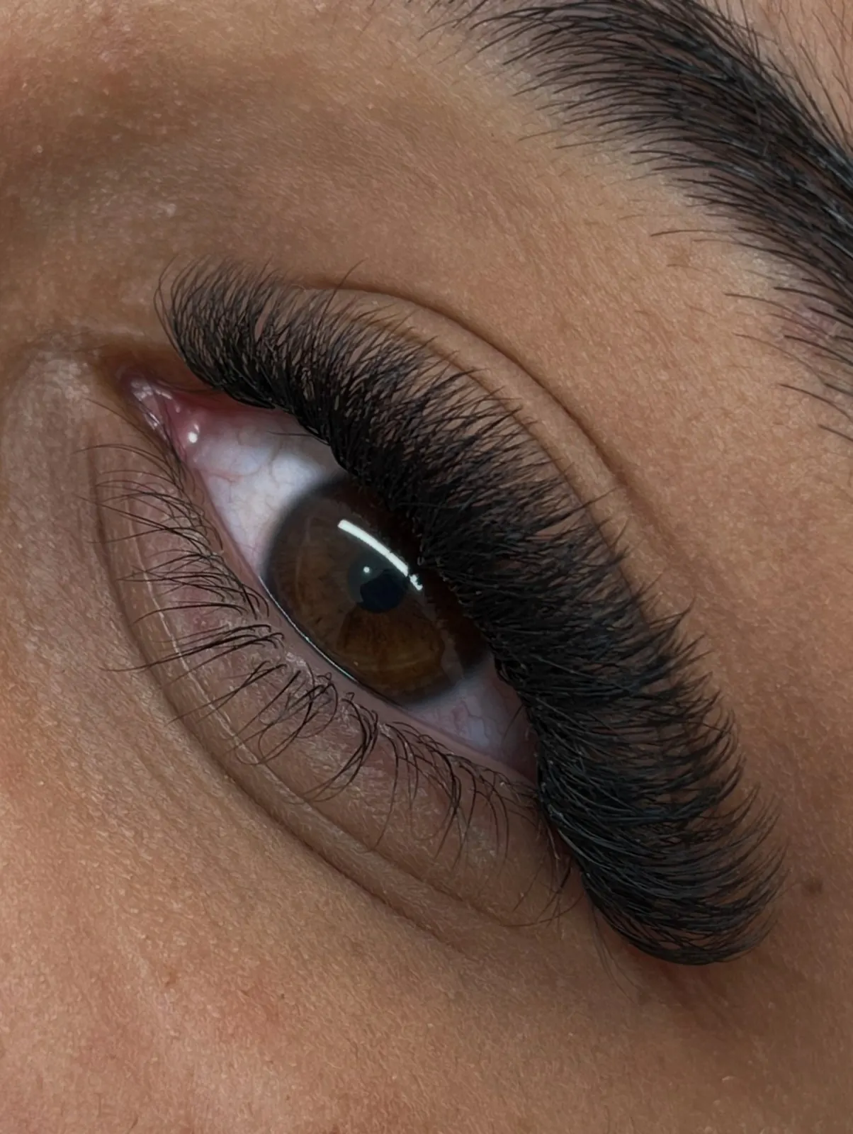 Antes — Olhos amendoados — efeito natural (fio a fio clássico)